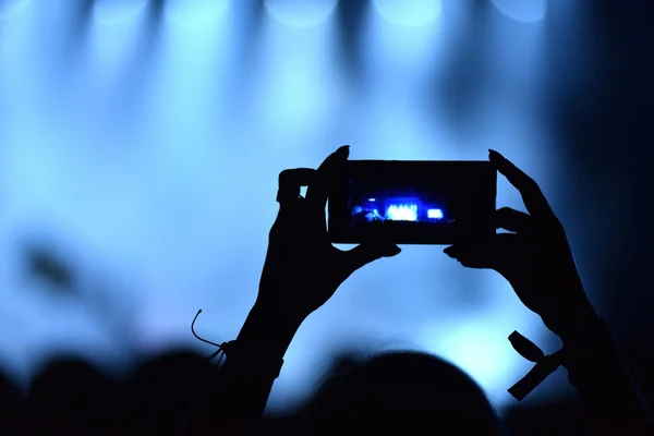 Bir müzik festivalinde cep telefonuyla video çeken kişi. — Stok fotoğraf
