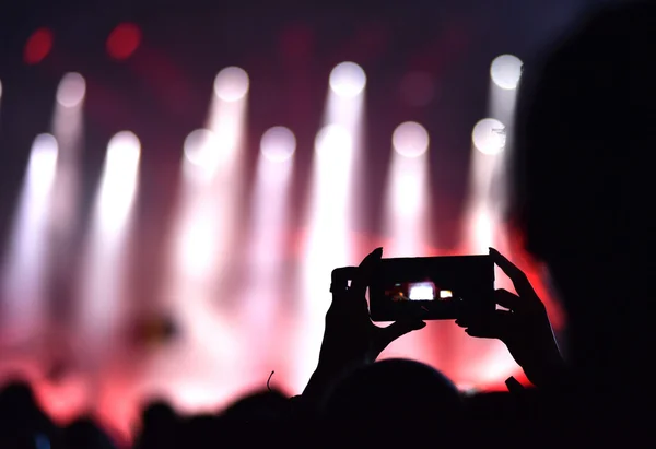 Bir konser sırasında akıllı telefonla fotoğraf çekmeyi kapat — Stok fotoğraf