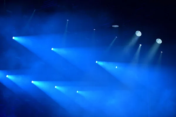 Blå scenbelysningen, ljusshow på konsert — Stockfoto