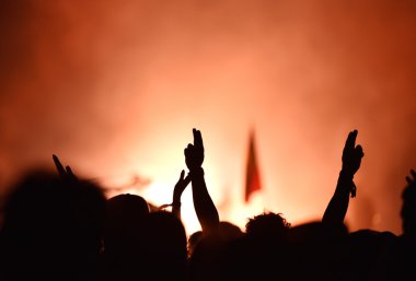 Seyirci bir Müzik Festivali ve ışık akışı kaldırdı elleriyle