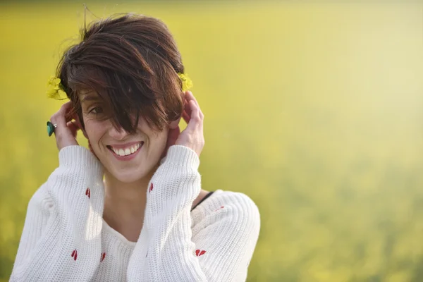 Hermosa mujer animando en campo de colza y disfrutando soleado su — Foto de Stock