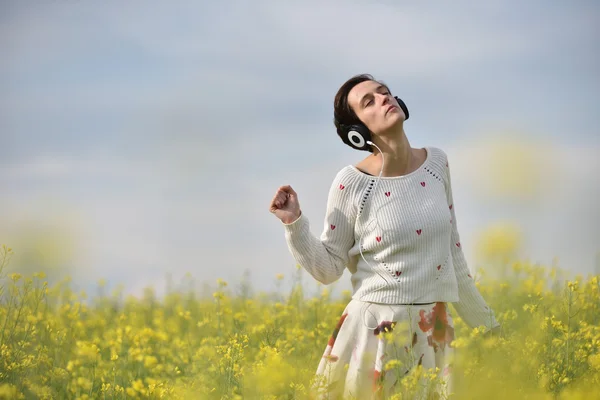 Mujer joven con auriculares — Foto de Stock