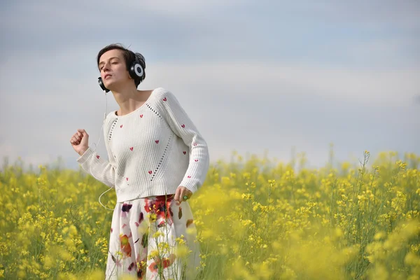 Mujer joven con auriculares —  Fotos de Stock