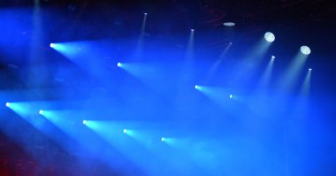 Canlı bir konserde sahne ışıkları