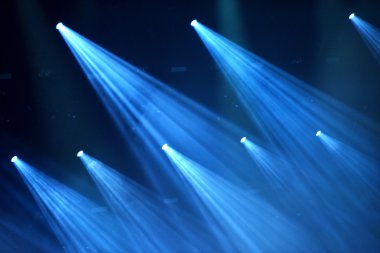 Canlı bir konserde sahne ışıkları