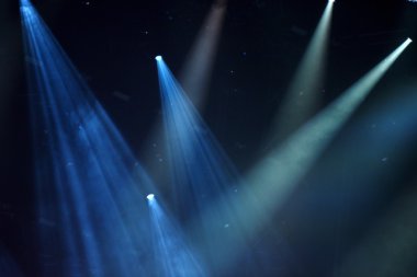 Canlı bir konserde sahne ışıkları