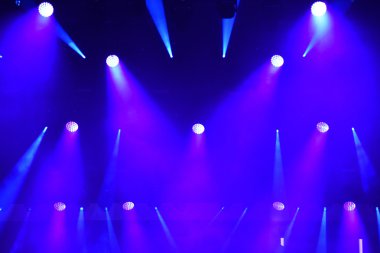 Canlı bir konserde sahne ışıkları
