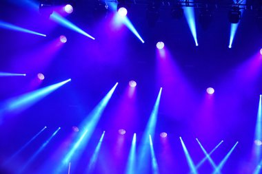 Canlı bir konserde sahne ışıkları