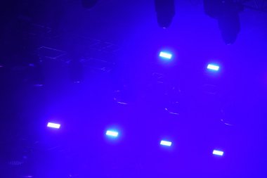 Canlı bir konserde sahne ışıkları