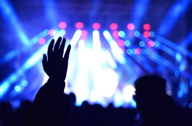 Canlı konser de yükseltilmiş el