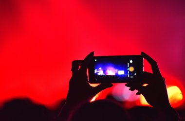 Akıllı telefonlar ile canlı konser kayıt kalabalık