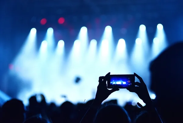 Grabación de teléfono móvil concierto en vivo —  Fotos de Stock