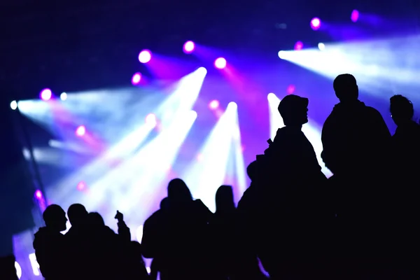 Luces de escenario. Escena de concierto con multitud en primer plano — Foto de Stock