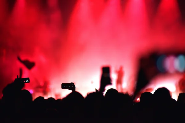 Silhouette of concert crowd in front of bright stage lights — Stock Photo, Image