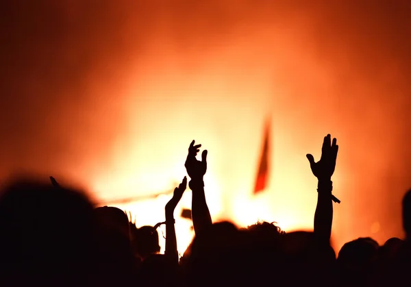 Силуэт концертной толпы перед яркими огнями сцены — стоковое фото