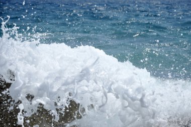 Dalgalar kıyıya kırma deniz