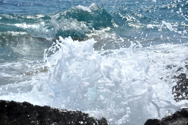 Océano ola salpicando la costa rocosa — Foto de Stock