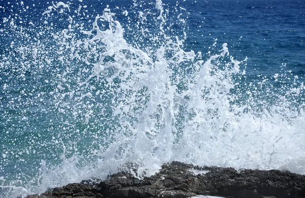 Ondas do mar esmagando a costa — Fotografia de Stock