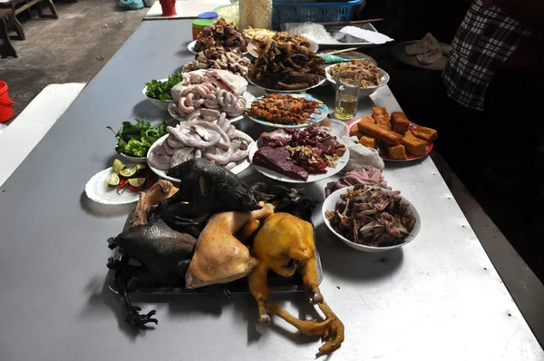 Verschiedene Fleischsorten auf einem Markt — Stockfoto