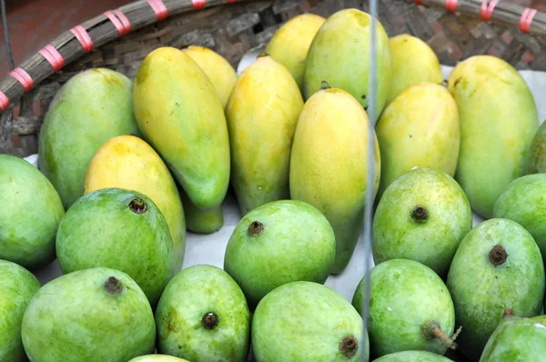 Fruta cruda. Mangos verdes frescos —  Fotos de Stock