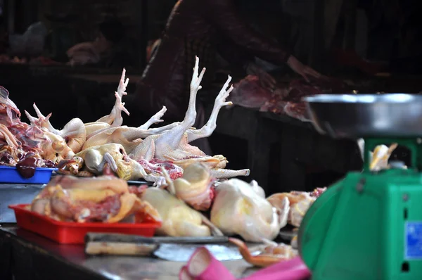 Νωπά κοτόπουλα σε μια αγορά κρέατος — Φωτογραφία Αρχείου