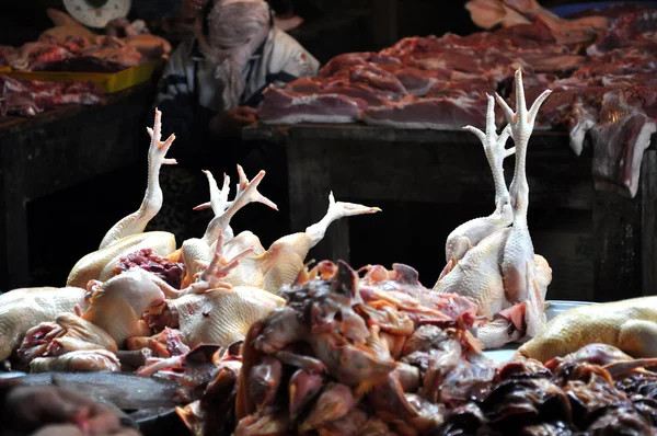 Frische Hühner auf dem Fleischmarkt — Stockfoto