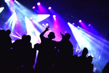 Kalabalığı eğlendirmekten bir canlı konser