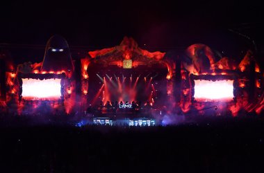 seyirci önünde sahne