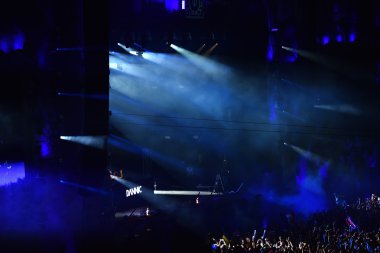 seyirci önünde sahne