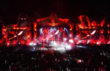 seyirci önünde sahne