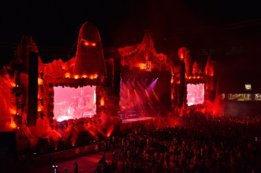 Grubun canlı Sahne Alanı'nda gerçekleştirir