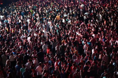 Aşırı kalabalık canlı konser. Konserdeki seyirci