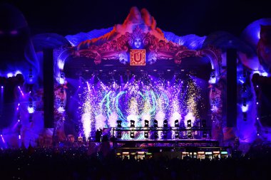 Fireworks canlı konser kalabalık önünde ateş 