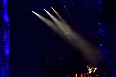 konserde renkli sahne ışıkları