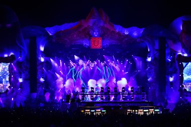 konserde renkli sahne ışıkları