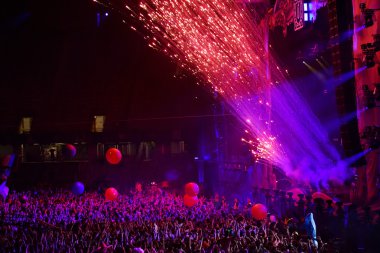 Fireworks canlı konser kalabalık önünde ateş 