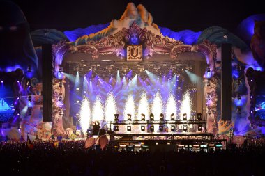 Fireworks canlı konser kalabalık önünde ateş 