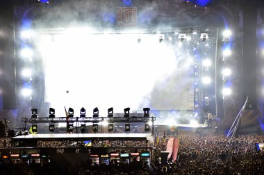 konserde renkli sahne ışıkları