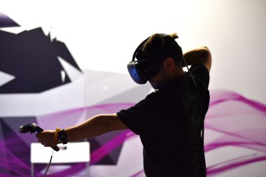 Sanal gerçeklik Htc Vive kulaklık ve el denetimleri