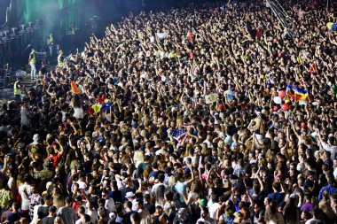 Kalabalık insan sahne önünde bir konserde