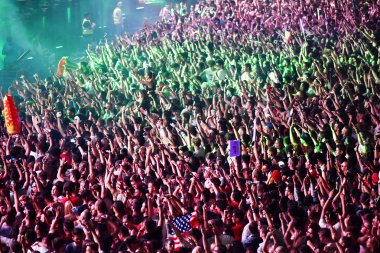 Kalabalık insan sahne önünde bir konserde