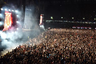 Kalabalık insan sahne önünde bir konserde