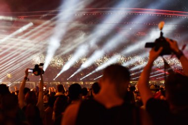 Kalabalık insan sahne önünde bir konserde