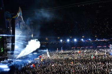 Kalabalık bir konserde yayan duman duman topları