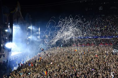 Kalabalığa canlı konser üzerine konfeti atma