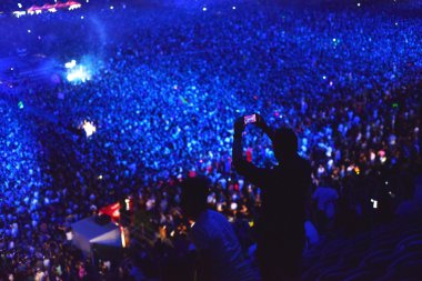 Kalabalık insan sahne önünde bir konserde