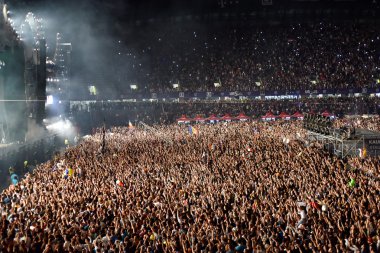 Kalabalık insan sahne önünde bir konserde