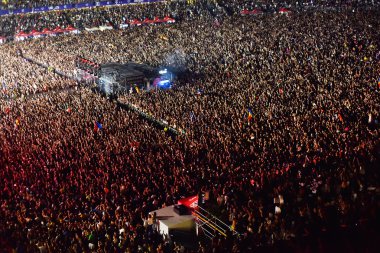 Kalabalık insan sahne önünde bir konserde