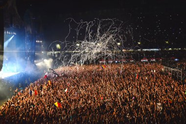 Kalabalığa canlı konser üzerine konfeti atma