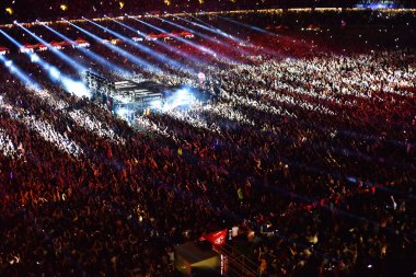 Kalabalık insan sahne önünde bir konserde